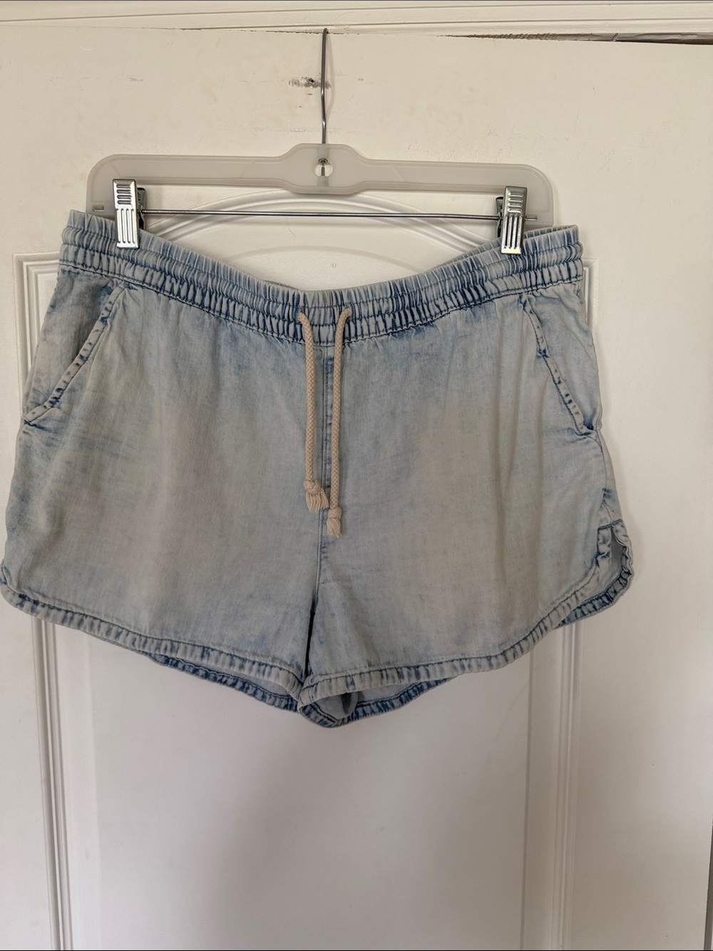 Aerie Light Wash Chambray Blue Drawstring Shorts. Size M